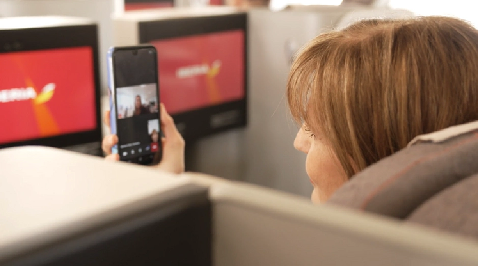 Mujer con celular en vuelo de Iberia