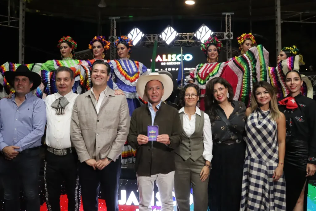 Pablo Lemus con el Pasaporte Mundialista de Jalisco