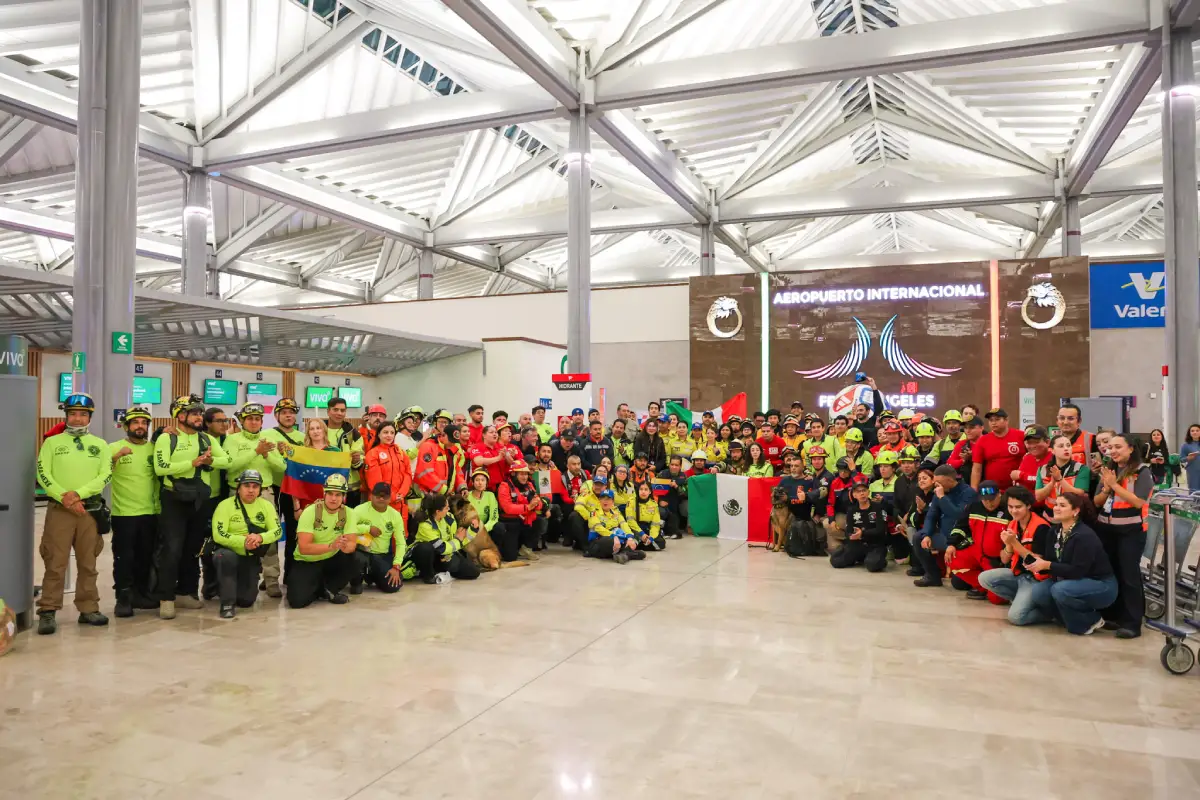 Brigadistas en el AIFA rumbo a Venezuela