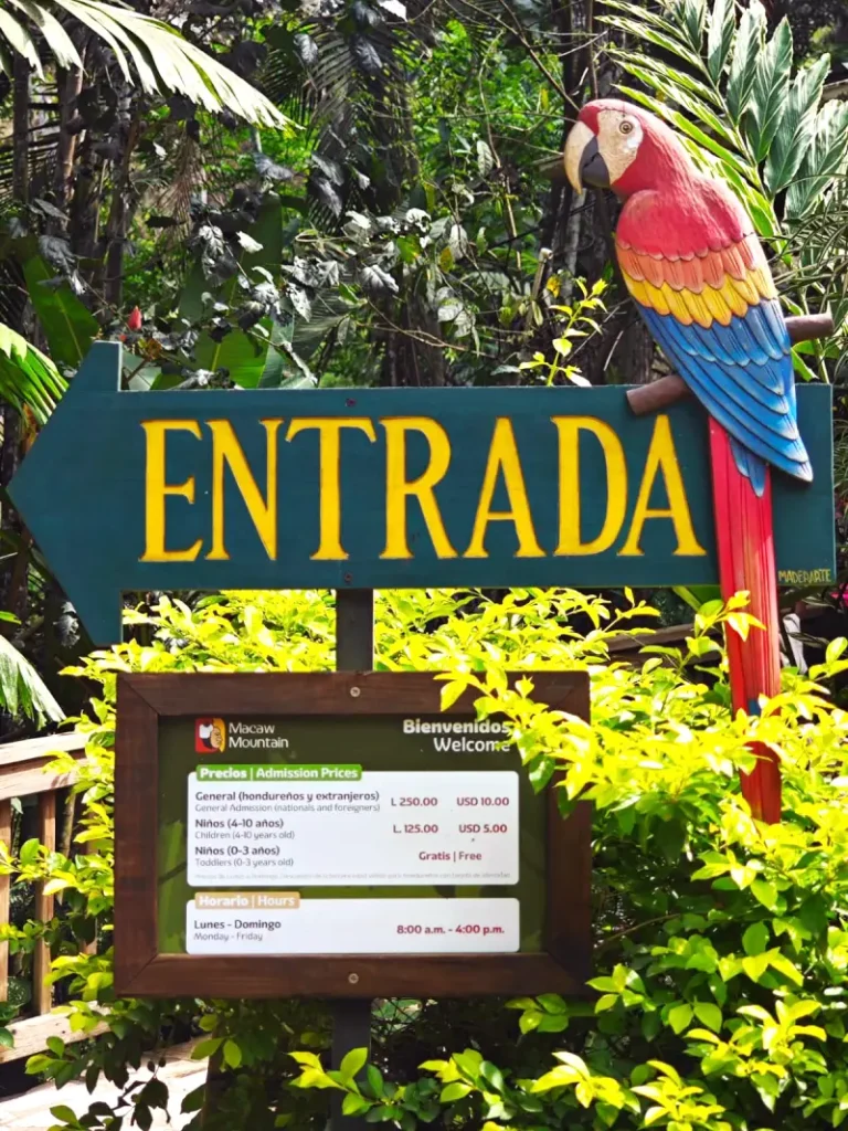 Entrada a Macaw Mountain