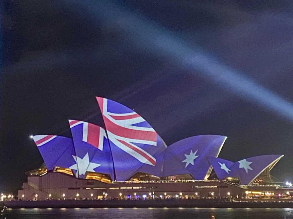 Ópera de Sídney iluminada con la bandera de Australia