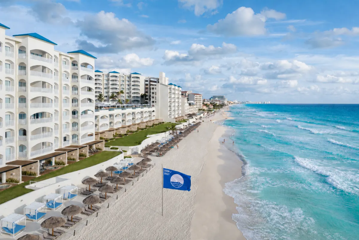 Playa del Hilton Cancún Mar Caribe con bandera Blue Flag