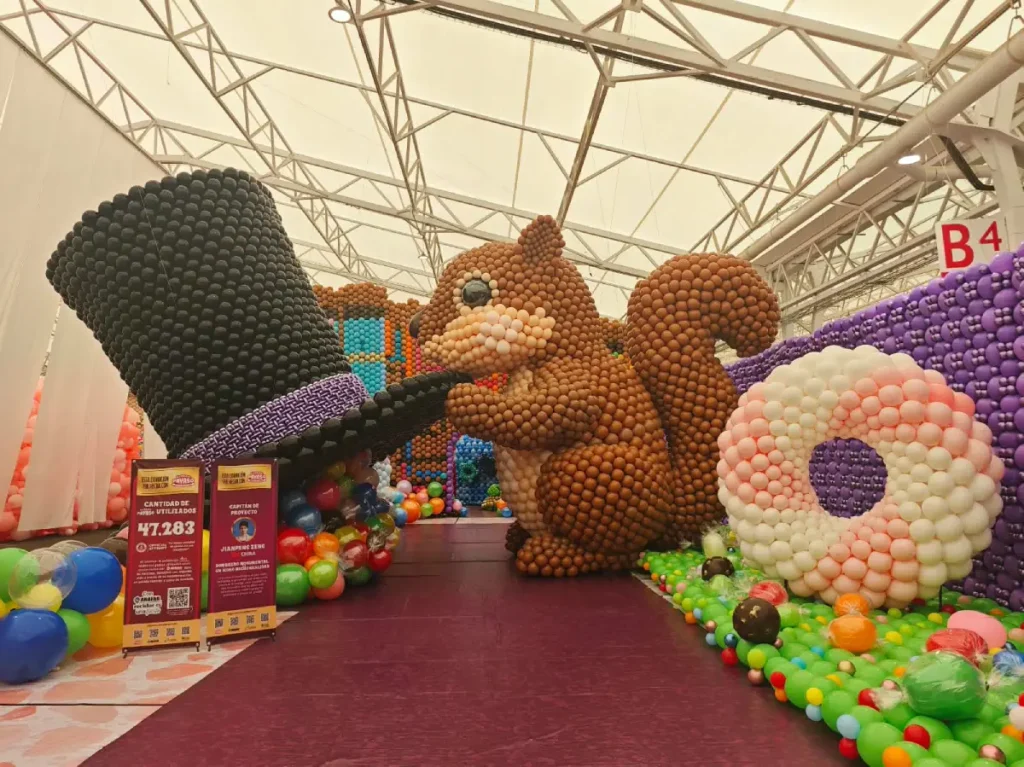 Ardilla y sombrero en Willy Balloons Experience
