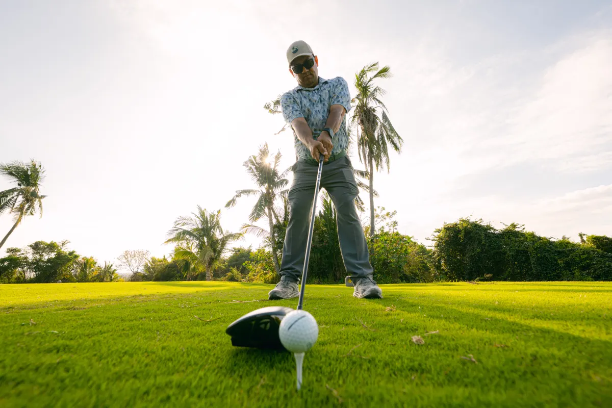 Jugando golf en el campo Flamingos en Riviera Nayarit