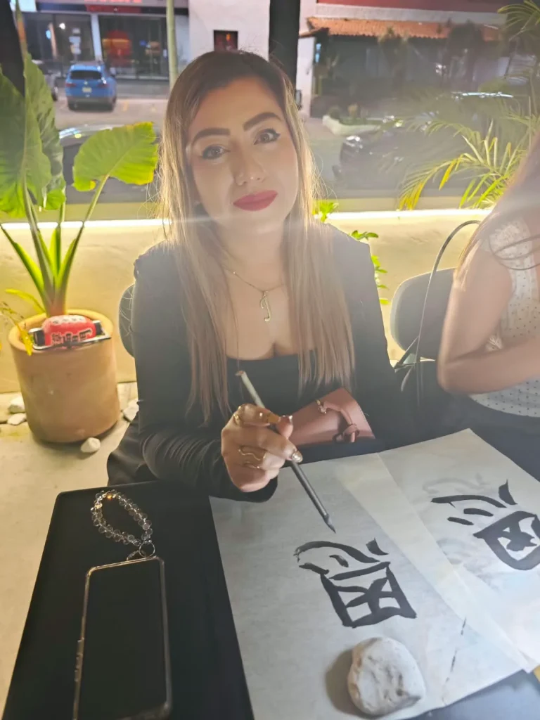 Mujer escritura japonesa