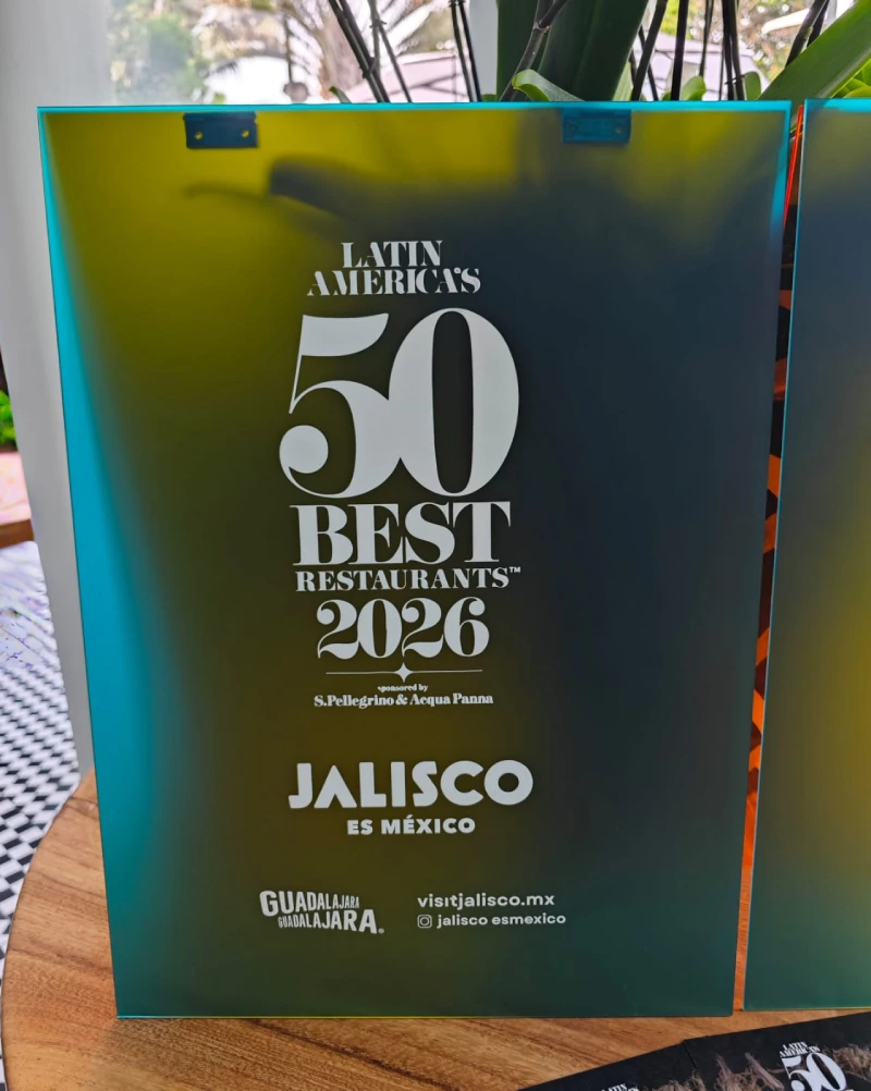 Placa conmemorativa de los Latin America’s 50 Best Restaurants 2026 Jalisco