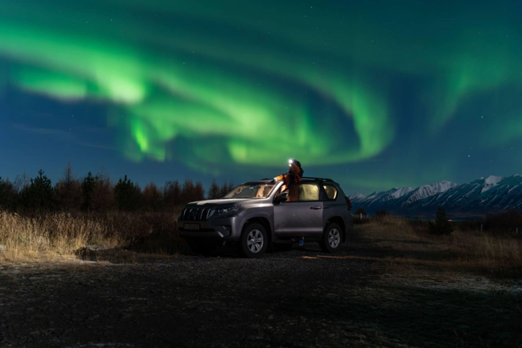 SUV todoterreno 4x4 y aurora boreal