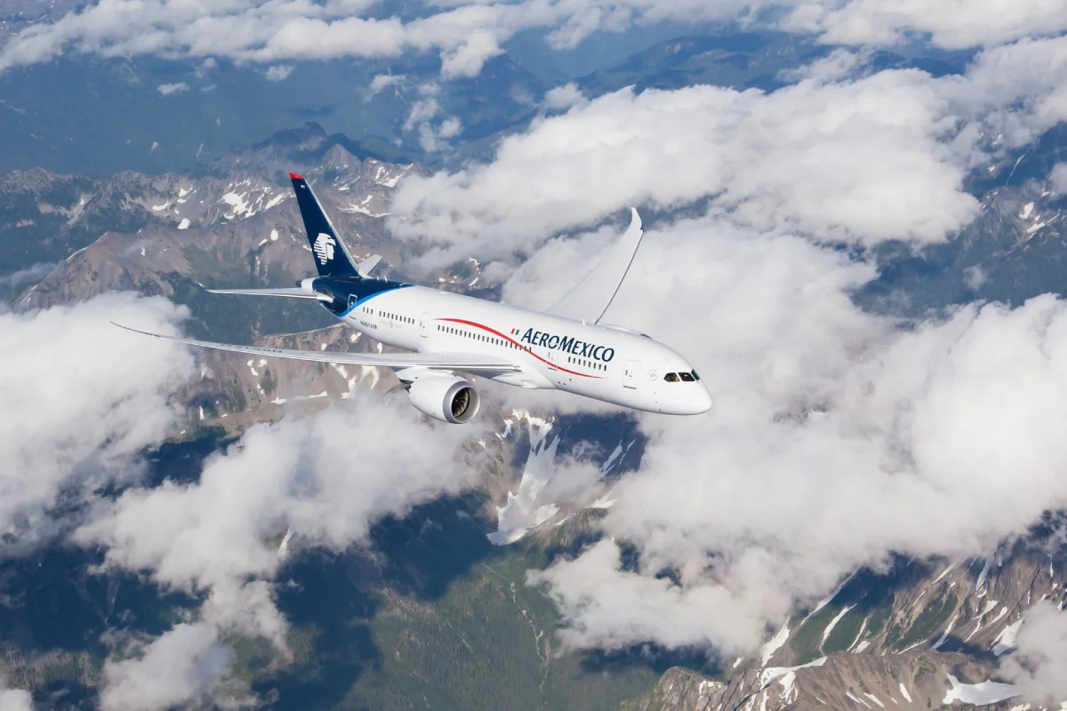 Avión de Aeroméxico en el aire