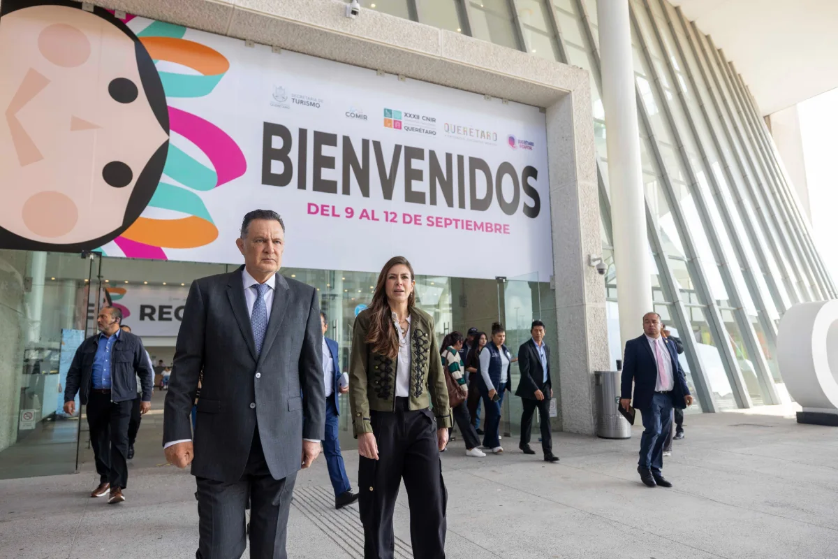 Mauricio Kuri González y Adriana Vega Vázquez en el Querétaro Centro de Congresos