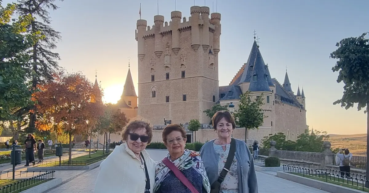 Mujeres adultas mayores visitando el Real Alcázar de Segovia