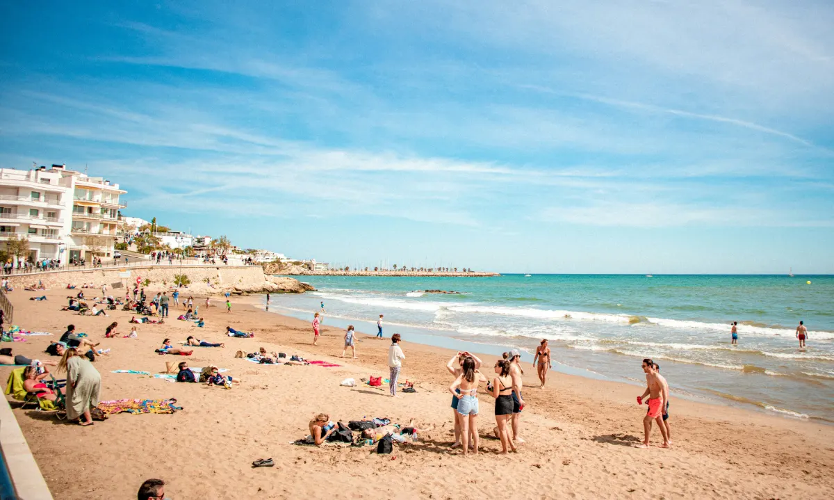 Turistas en una playa de Sitges, España