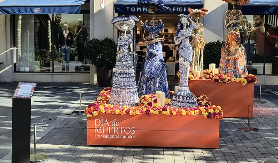 Catrinas y cempasúchil en Las Rozas Village, Madrid