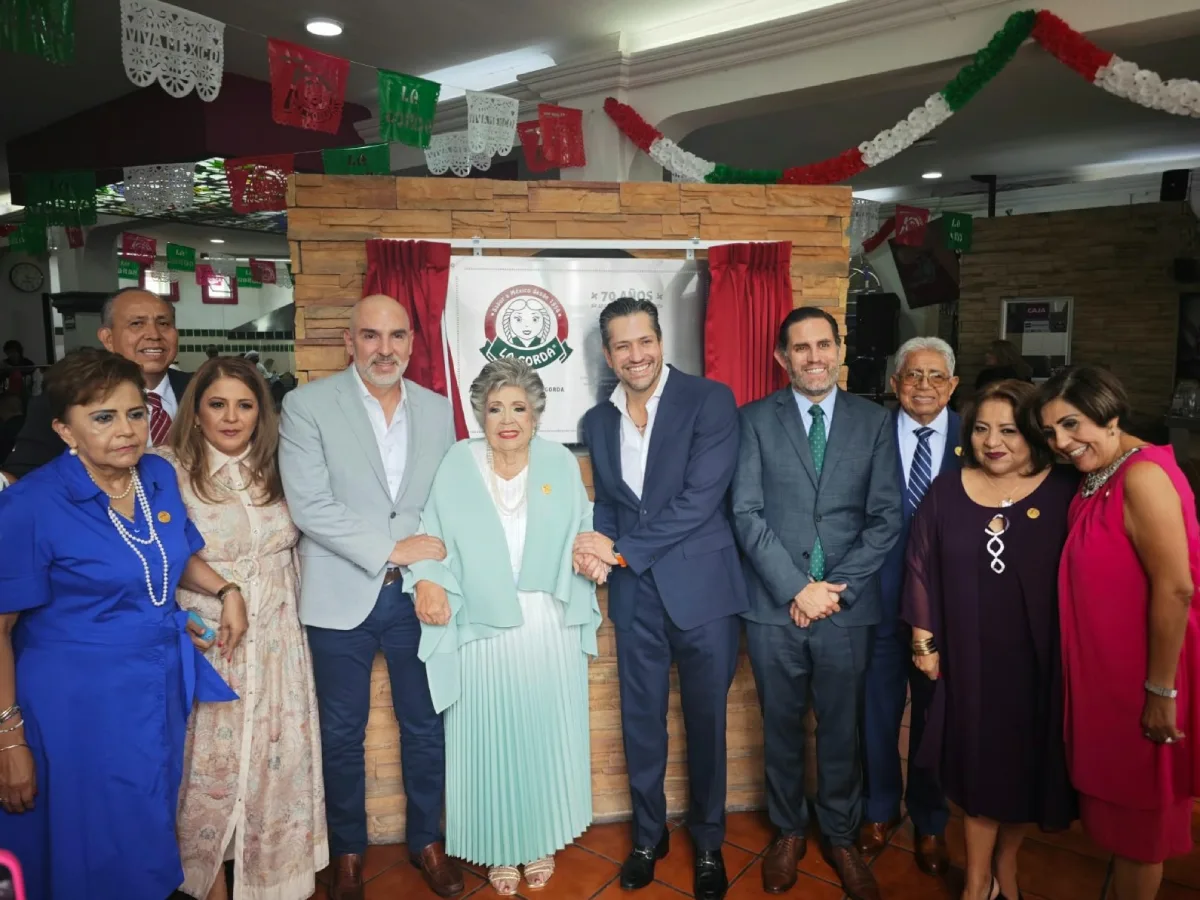 Develación de placa 70 años de Restaurantes La Gorda