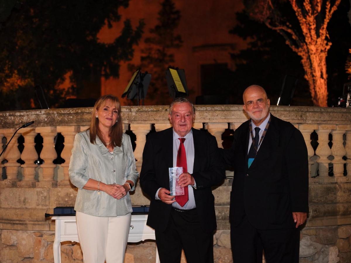 Francesco Frangialli recibiendo reconocimiento del WTTC