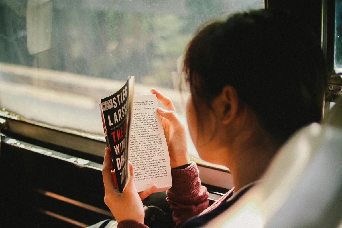 Leyendo en el tren