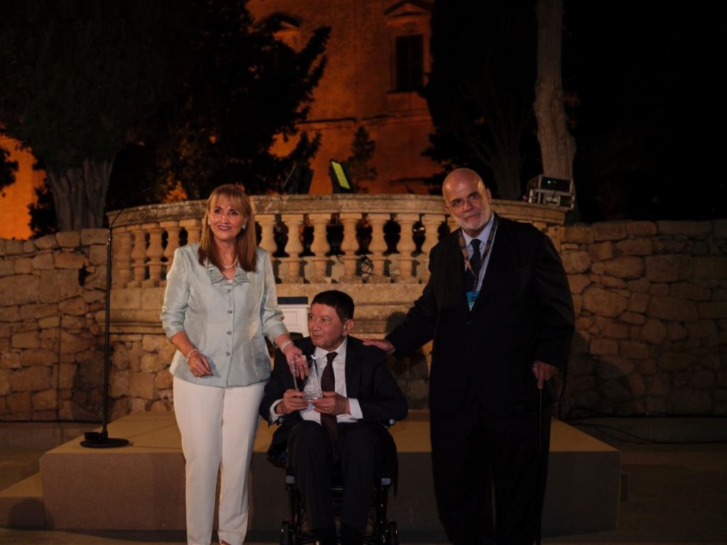 Taleb Rifai recibiendo reconocimiento del WTTC