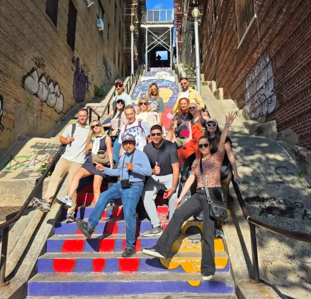 Turistas en las escaleras del Joker, en el Bronx, Nueva York